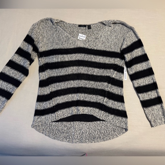 NWT RDI Black and Gray Striped V-Neck Sweater - Picture 1 of 3